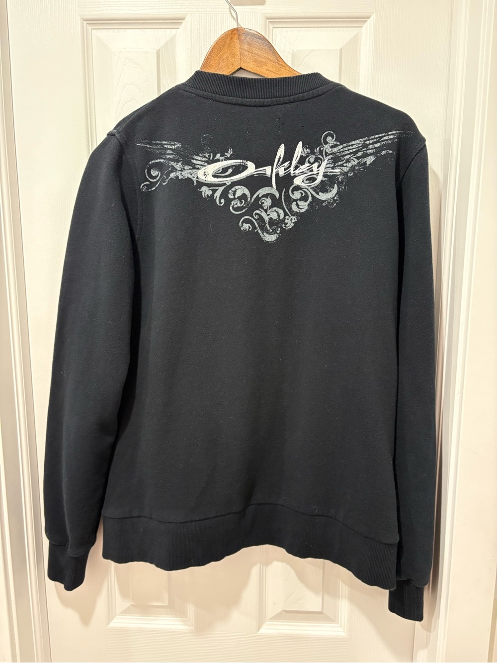 Y2K Oakley women’s Black Crewneck Sweatshirt with Grey Wing Graphic large